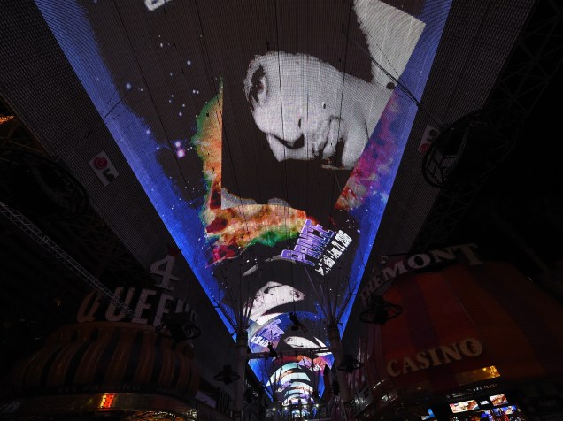 Prince é homenageado com uma retrospectiva de fotos projetadas no Fremont Street Experience em Las Vegas, Nevada (EUA) - 22/04/2016