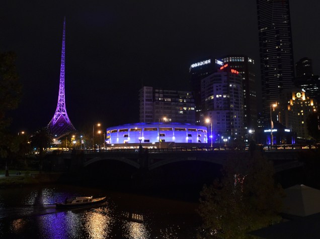 O Centro de Artes Victoria recebe iluminação roxa em homenagem ao ícone da música pop Prince em Melbourne, na Austrália - 22/04/2016