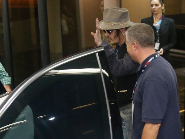 Johnny Depp acena para fãs antes de entrar no carro