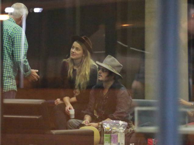 Johnny Depp e sua noiva, a atriz Amber Heard, no Aeroporto Galeão, no Rio
