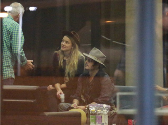 Johnny Depp e sua noiva, a atriz Amber Heard, no Aeroporto Galeão, no Rio