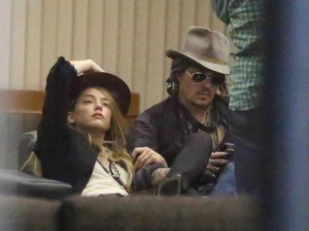 Johnny Depp e sua noiva, a atriz Amber Heard desembarcam no Aeroporto Interncional do Galeão no Rio de Janeiro