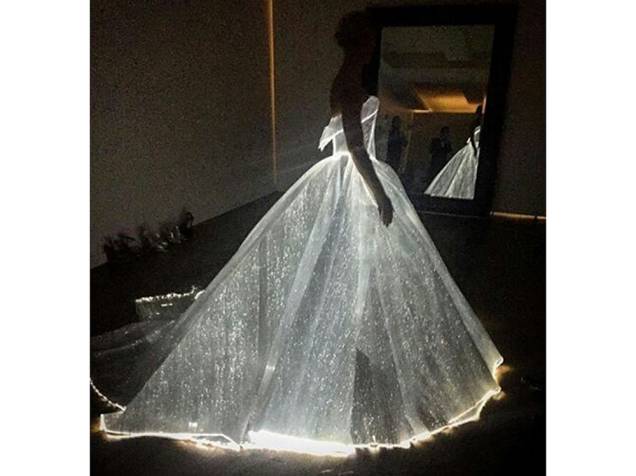 Claire Danes literalmente brilhou com seu vestido Zac Posen que acendia no escuro