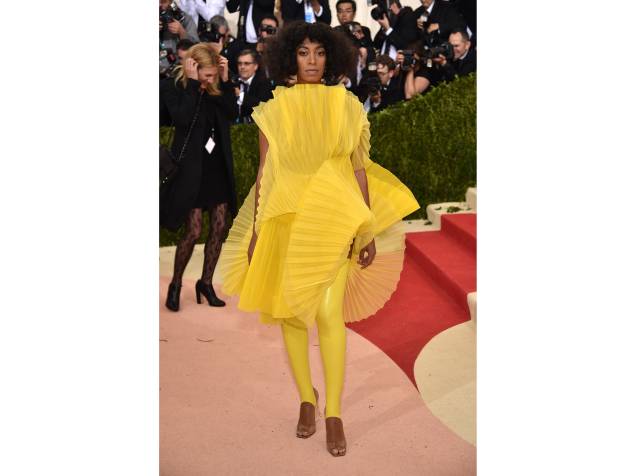 Solange Knowles e seu papel crepom amarelo em forma de vestido assinado por David LaPort<br><br>
