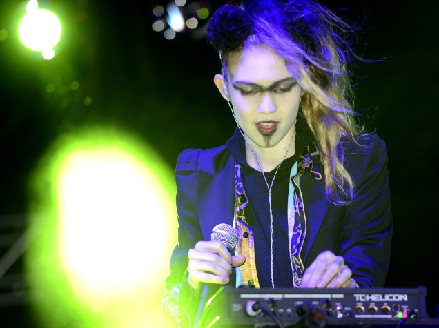 Grimes se apresenta no festival de música Sasquatch! na cidade de George, em Washington (EUA) no ano de 2013