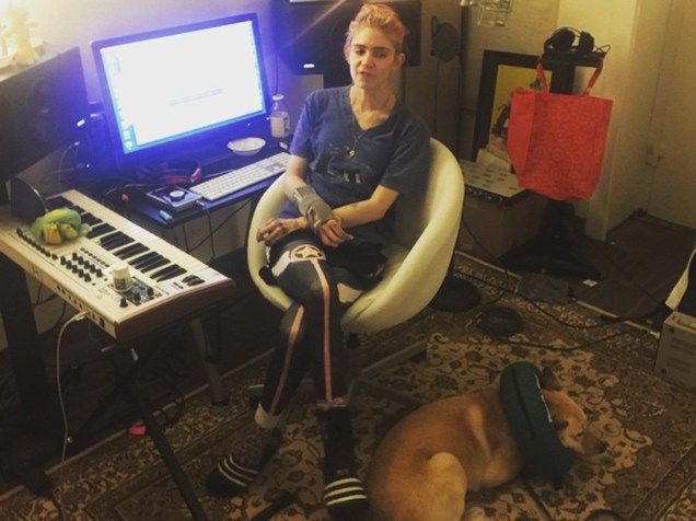 A cantora canadense Grimes escreve, produz e grava todas as suas canções