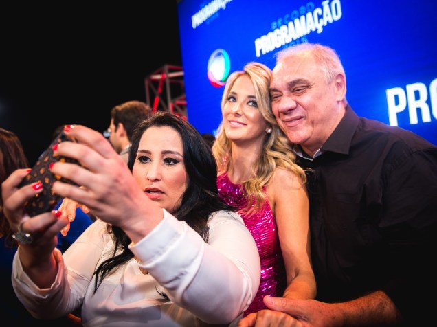 Fabiola Reipert, Marcelo Rezende e Ticiane Pinheiro fazem pose para uma selfie