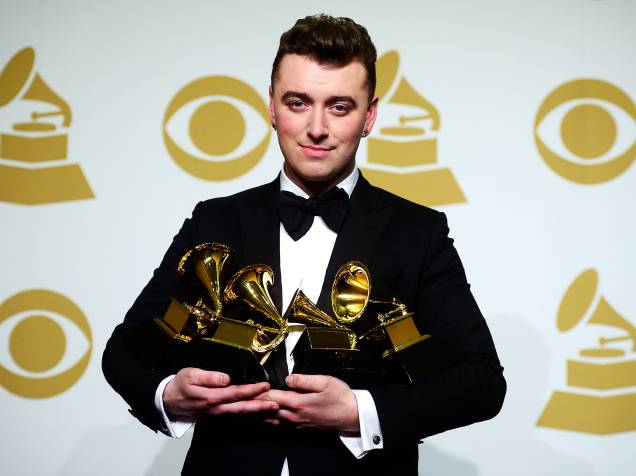 O cantor e compositor britânico Sam Smith posa para fotos com as estatuetas vencidas no Grammy 2015