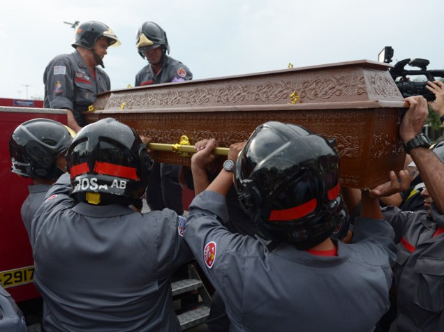 Caminhão do Corpo de Bombeiros leva o cantor Cauby Peixoto (1931-2016) para ser enterrado