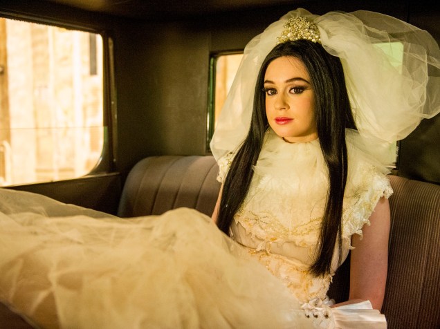 Malvina (Marina Ruy Barbosa) vestida de noiva na série Amorteamo