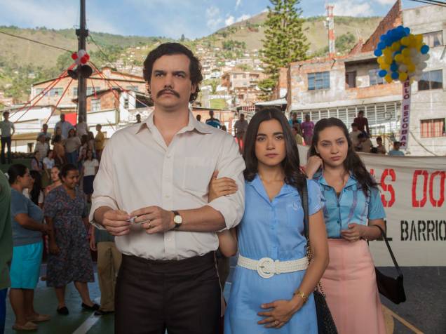 Wagner Moura, como Pablo Escobar e Paulina Gaitán no papel de Tata Escobar