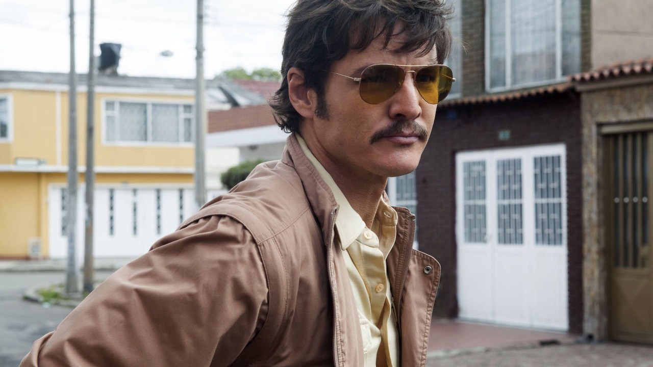 Pedro Pascal, interpreta Javier Peña, agente do Departamento Antidrogas dos Estados Unidos