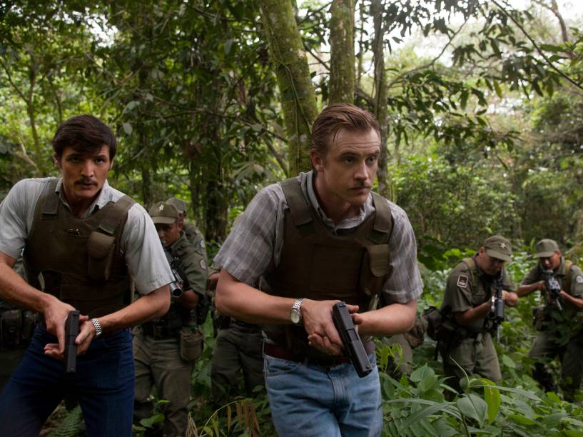 Pedro Pascal e Boyd Holbrook interpretam Javier Peña e Steve Murphy, agentes do Departamento Antidrogas dos Estados Unidos