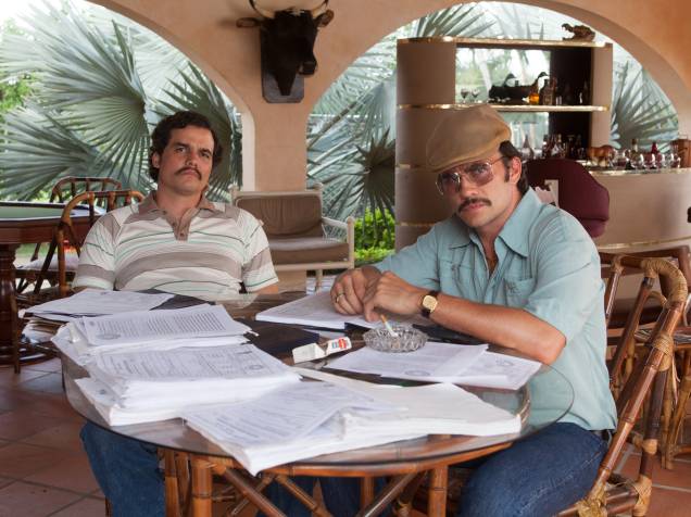 Wagner Moura, no papel de Pablo Escobar, e Juan Pablo Raba, que faz o personagem Gustavo Gaviria, primo do narcotraficante colombiano