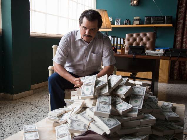 Wagner Moura, interpreta o narcotraficante colombiano Pablo Escobar, chefe do Cartel de Medellín