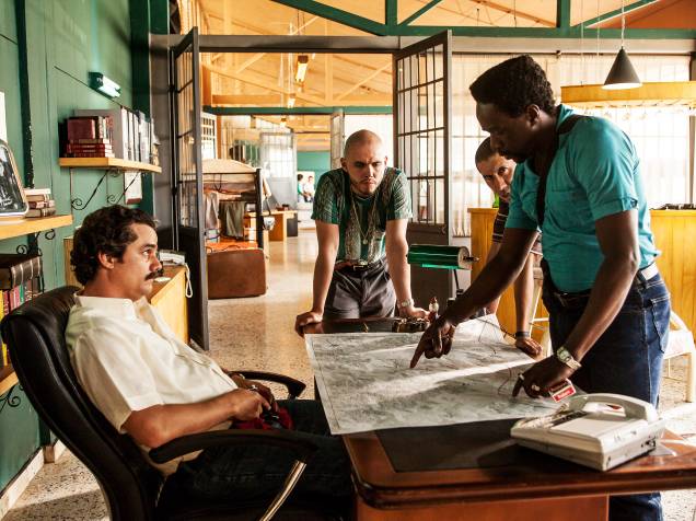 Escobar (Wagner Moura) e seus capangas em cena da série Narcos da Netflix