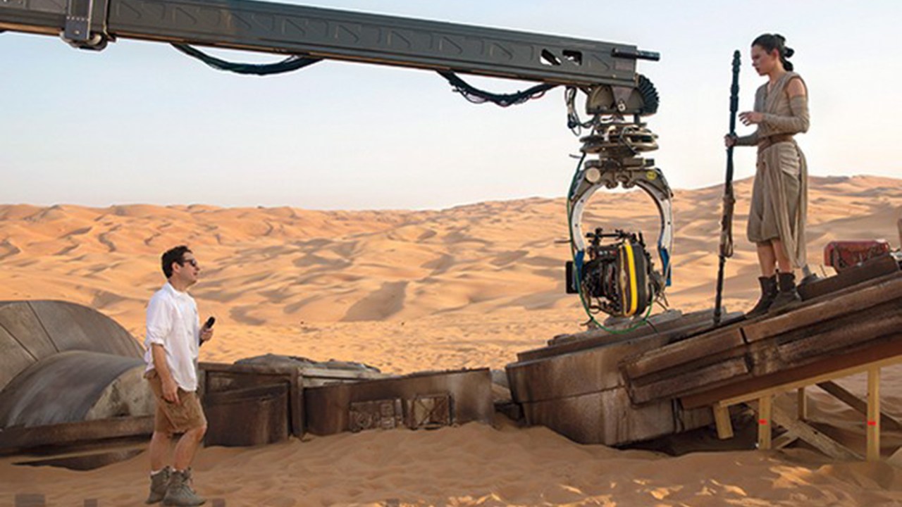 Diretor J. J. Abrams e a atriz Daisy Ridley nos bastidores das filmagens de 'Star Wars: O Despertar da Força'