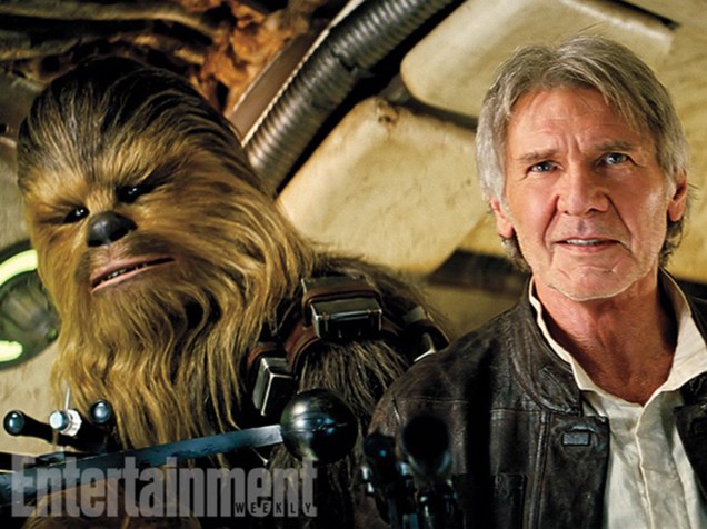 "Chewie, estamos em casa." Harrison Ford aparece ao lado do personagem Chewbacca no set de Star Wars: O Despertar da Força