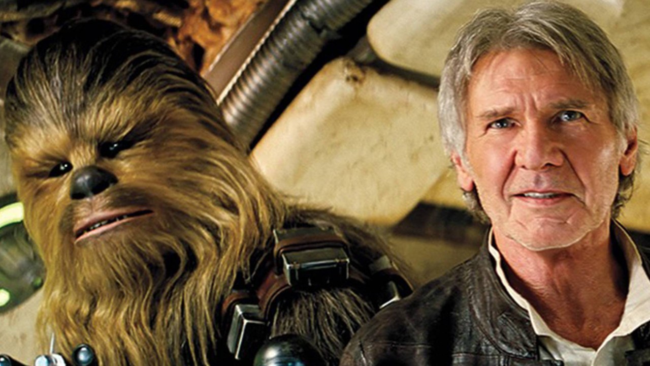 "Chewie, estamos em casa." Harrison Ford aparece ao lado do personagem Chewbacca no set de 'Star Wars: O Despertar da Força'