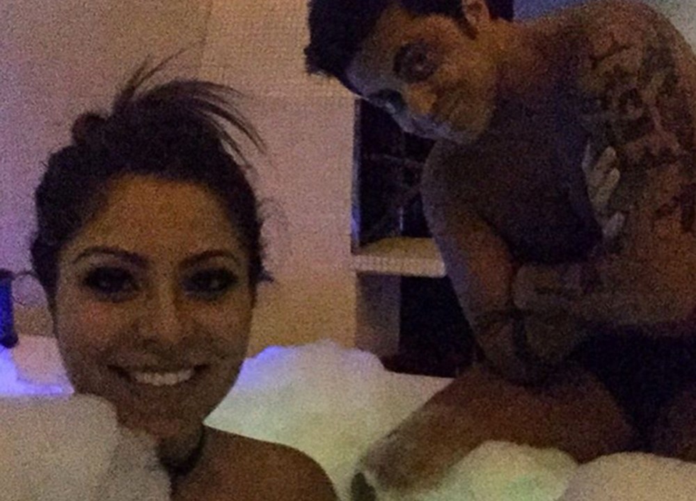 Tammy Miranda aparece em foto romântica na banheira junto com a namorada Andressa Ferreira