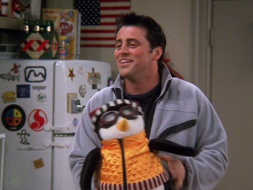 Joey (Matt LeBlanc) com seu pinguim de pelúcia, Hugsy