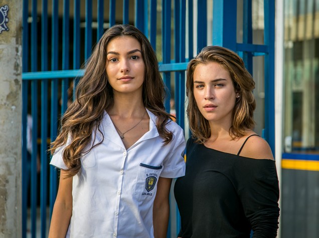 Luciana (Marina Moschen) e Flávia (Marcela Fetter), em capítulo da novela Totalmente Demais