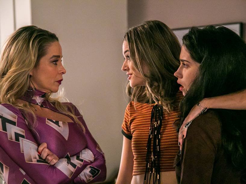 Cassandra (Juliana Paiva) enfrenta a mãe, Suelly (Danielle Winits) e tenta ter o apoio de Débora (Olívia Torres), em capítulo da novela Totalmente Demais