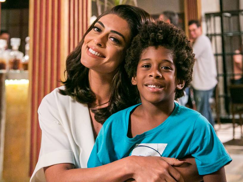 Carolina (Juliana Paes) e Gabriel (Icaro Zulu), em cena da novela Totalmente Demais