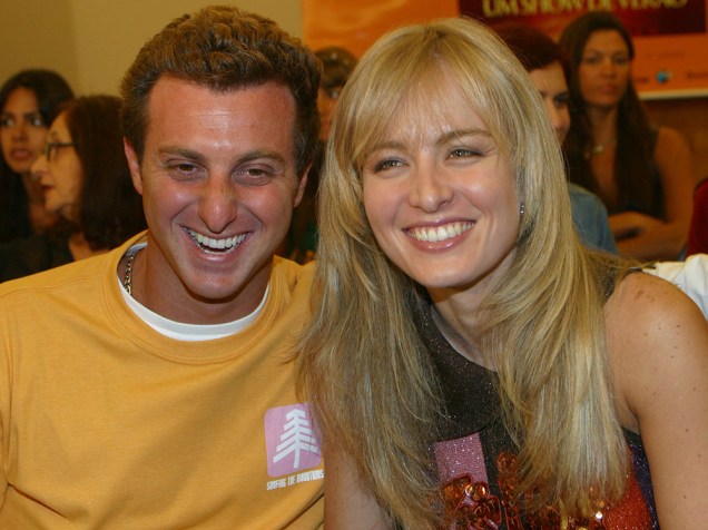 Luciano Huck e Angélica, durante coletiva do filme Um Show de Verão, em 2003