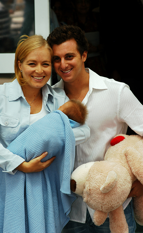 Angélica e Luciano Huck saindo da maternidade com o filho Joaquim, em 2005