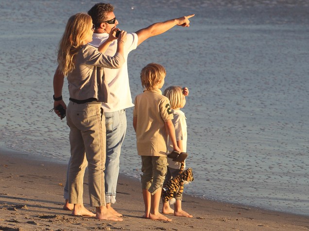 Luciano Huck e Angélica, com os filhos Joaquim e Benício, durante viagem de férias em Malibu, nos Estados Unidos - 2012