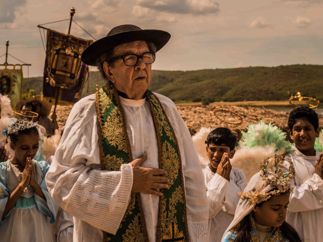 Padre Romão (Umberto Magnani) em cena da novela Velho Chico