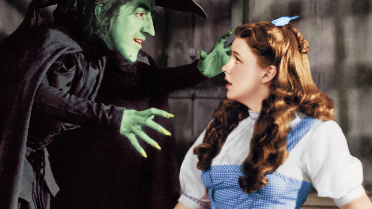 Margaret Hamilton (1902 - 1985) como a Bruxa Má e Judy Garland (1922 - 1969) como Dorothy Gale em O Mágico de Oz, de 1939