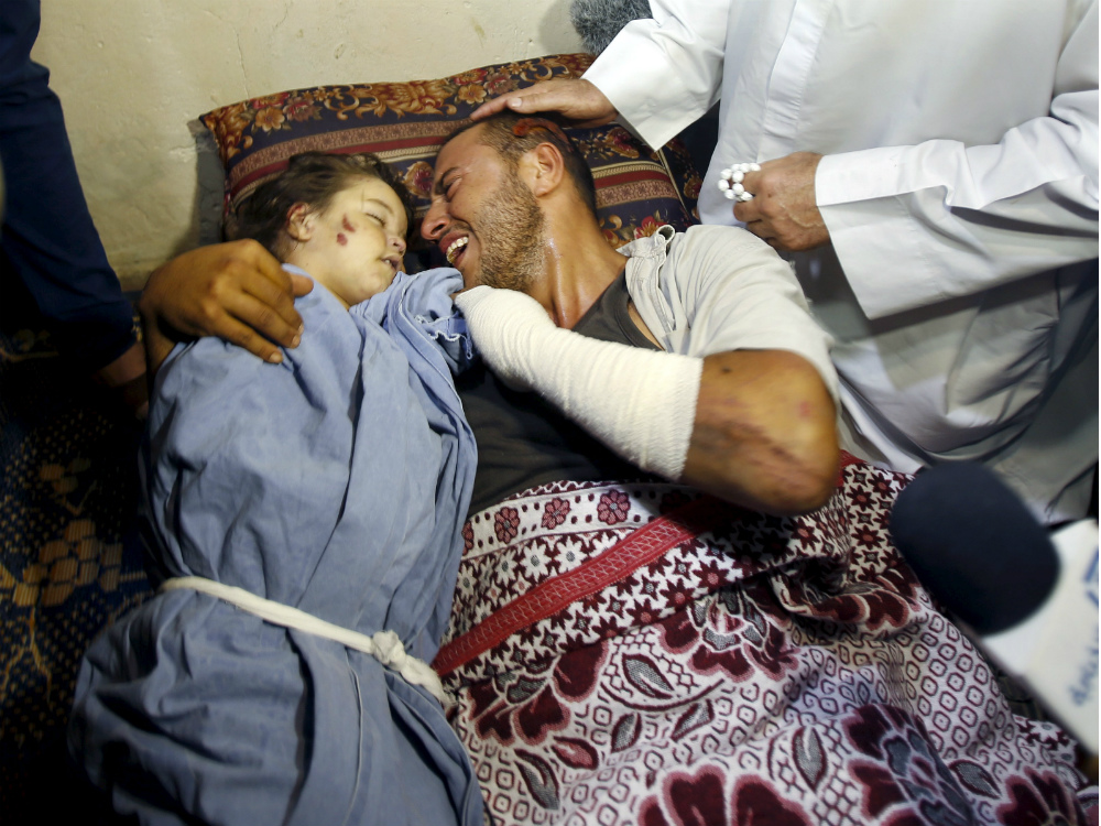 Um homem e seu filho ficaram feridos após ataques israelenses em Gaza