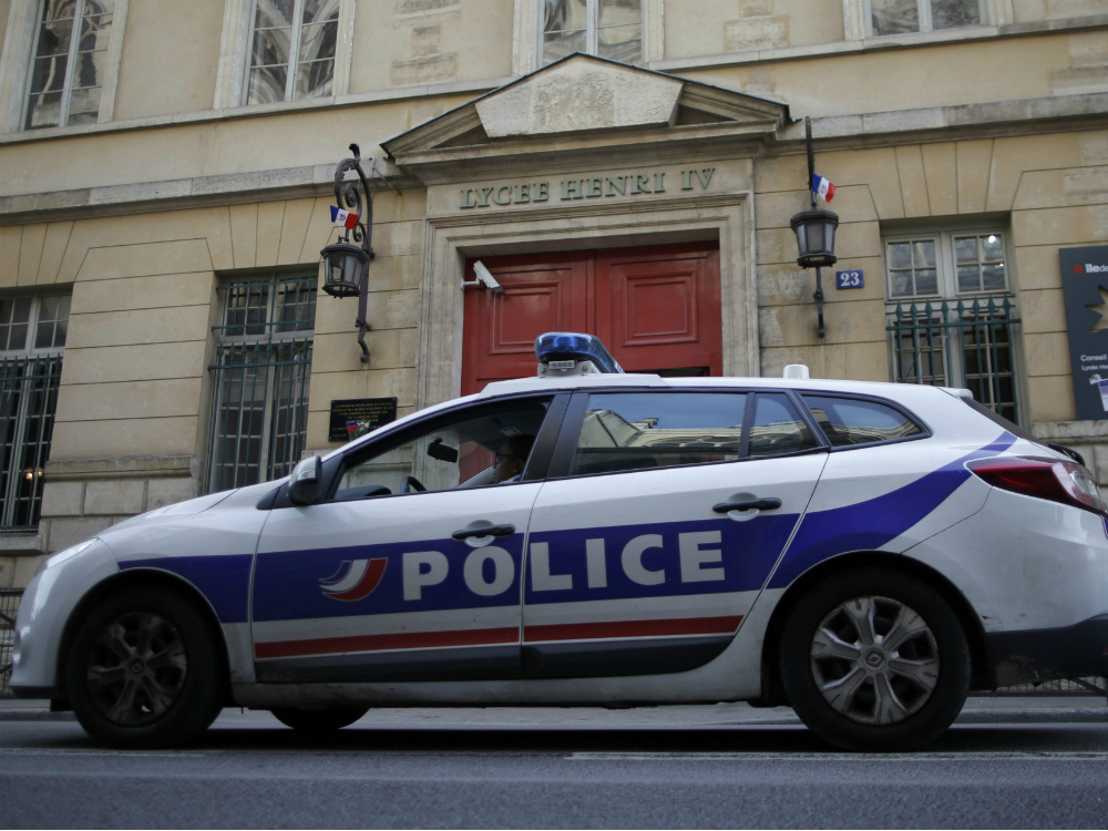 Carro de polícia em frente a uma das escolas que foi evacuada, em Paris