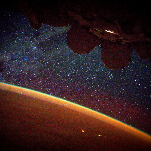 Esta bela imagem do espaço, vista da ISS, marca a metade da missão de Scott Kelly. Na legenda, o astronauta agradece o apoio daqueles que acompanham a expedição.