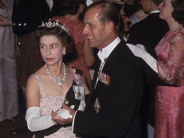 Rainha Elizabeth II e o príncipe Philip, dançam em um baile real em 1966