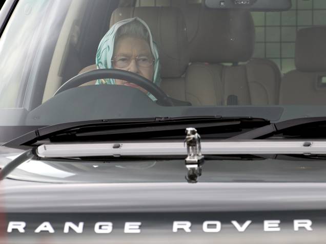 Rainha Elizabeth II dirigindo seu Range Rover em 2011
