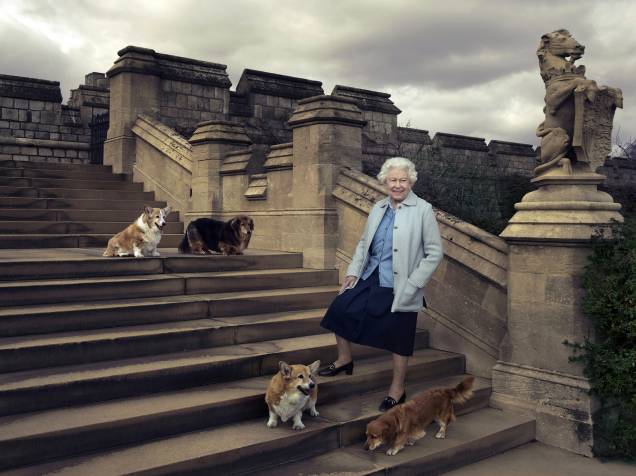 Imagem feita pela renomada fotógrafa norte-americana Annie Leibovitz mostra a rainha Elizabeth II nos jardins do Castelo de Windsor com seus cães