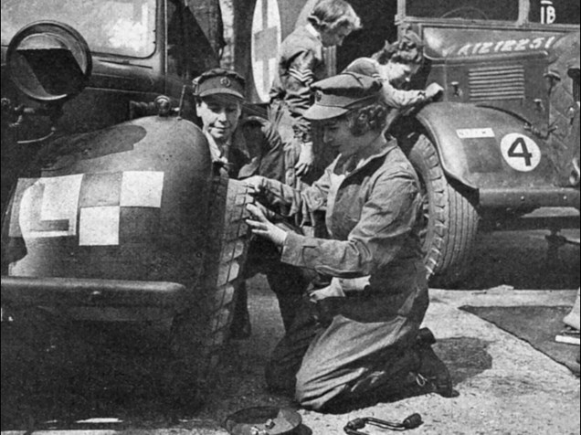 Ainda como princesa Elizabeth, a futura rainha britânica aprende a trocar pneu enquanto serve auxiliar-oficial do Exército Inglês, em 1945