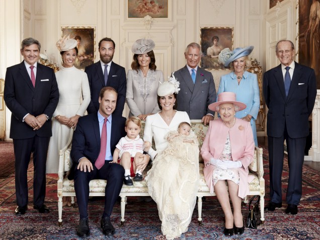 Família real britânica posa para foto para celebrar o batizado da princesa Charlotte