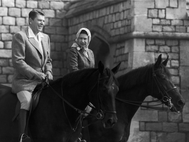 Presidente dos Estados Unidos, Ronald Reagan, e a rainha Elizabeth II, conversam durante equitação, no Castelo de Widsor, na Inglaterra - 09/06/1982