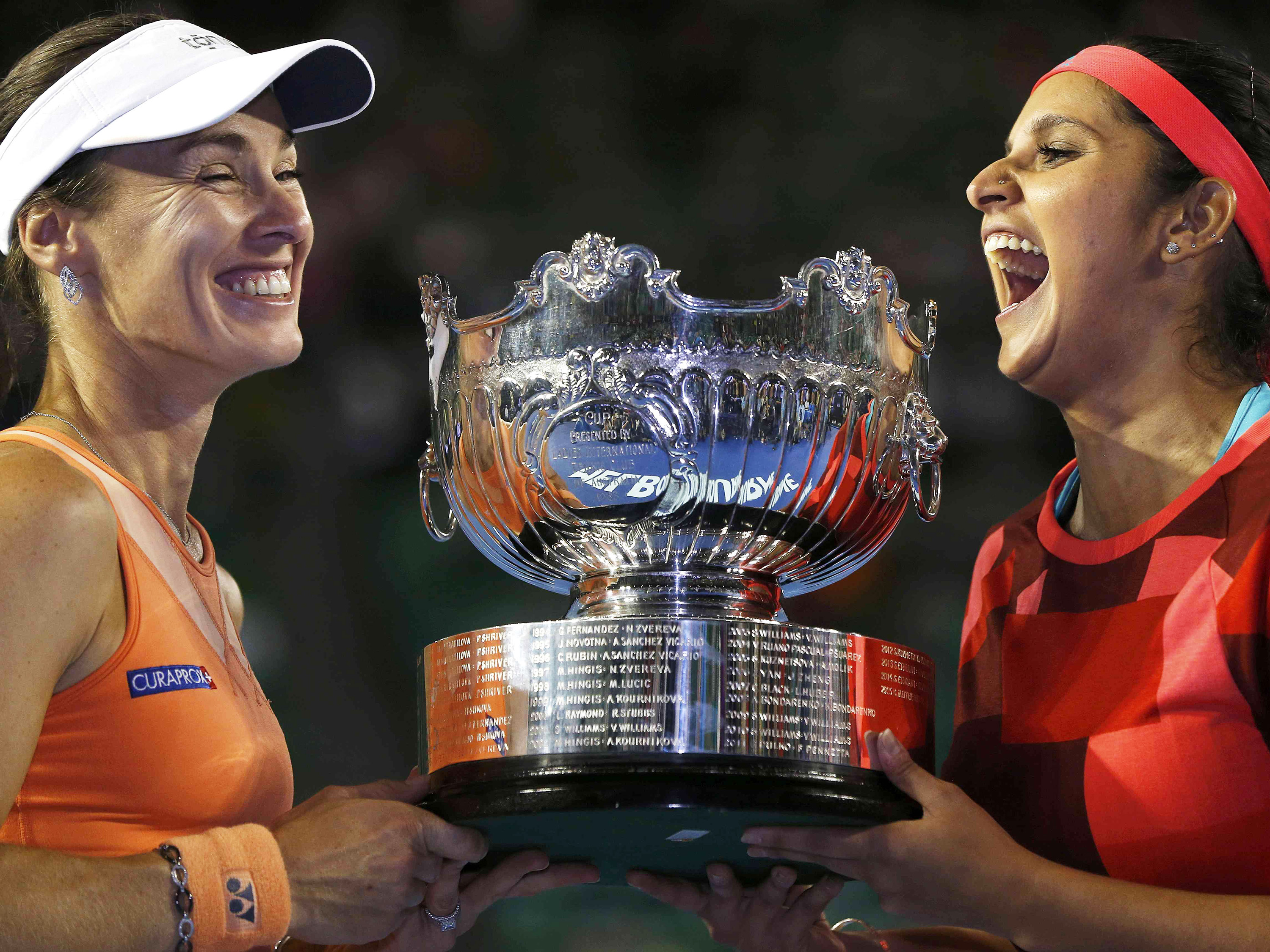 A suíça Martina Hingis e a indiana Sania Mirza conquistam o torneio de duplas femininas no Aberto da Austrália em Melbourne