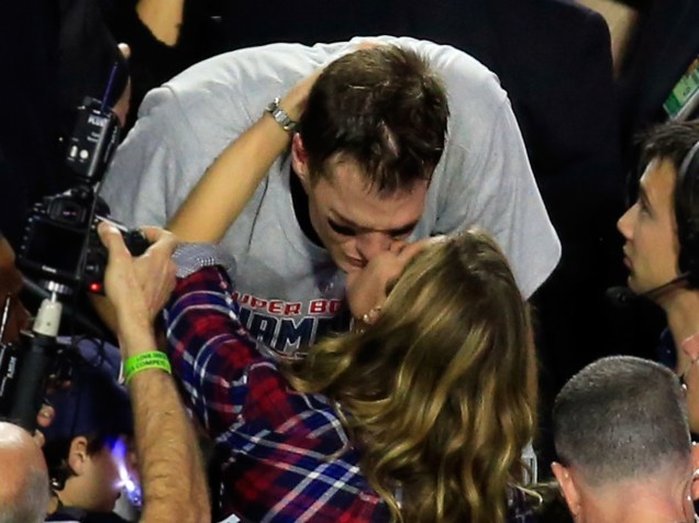 Gisele Bündchen beija Tom Brady após vitória do marido no Super Bowl
