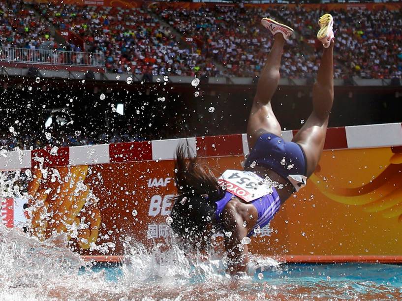 Panamenha Rolanda Bell errou cálculo e caiu na água no Ninho de Pássaro, em Pequim<br>