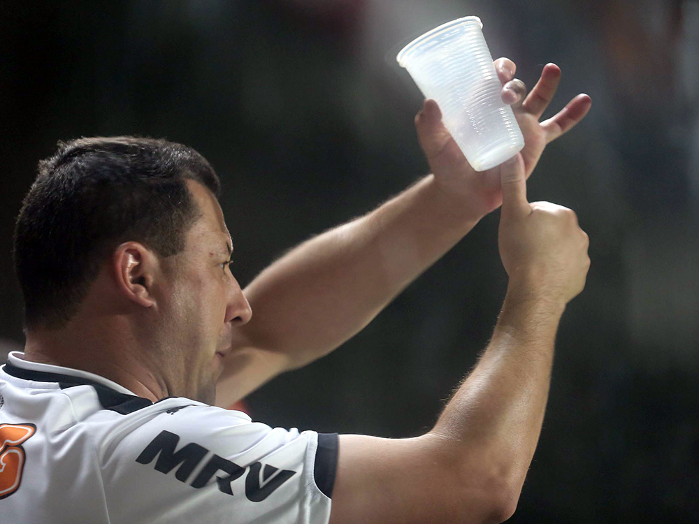Protesto de torcedor do Atlético MG contra arbitragem na partida contra o Atlético PR
