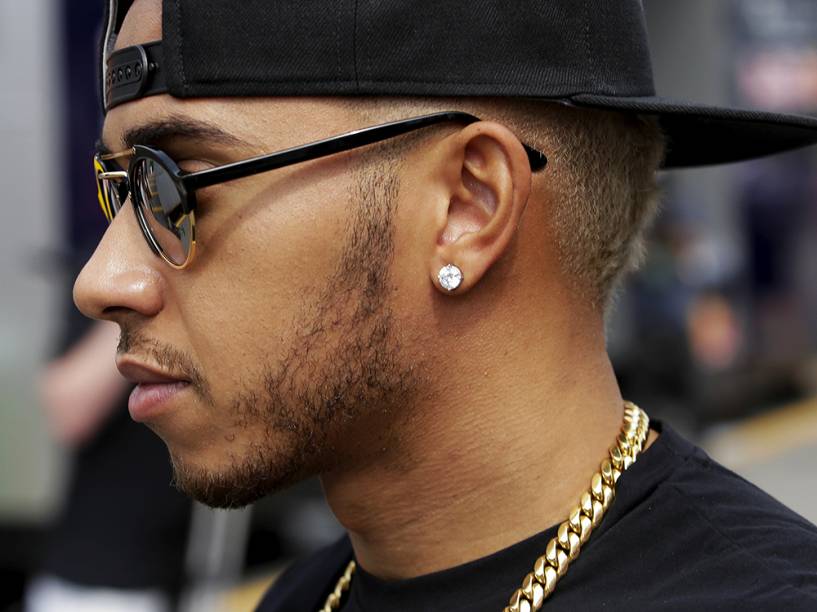 Lewis Hamilton aparece de cabelo loiro no antes do GP da Itália