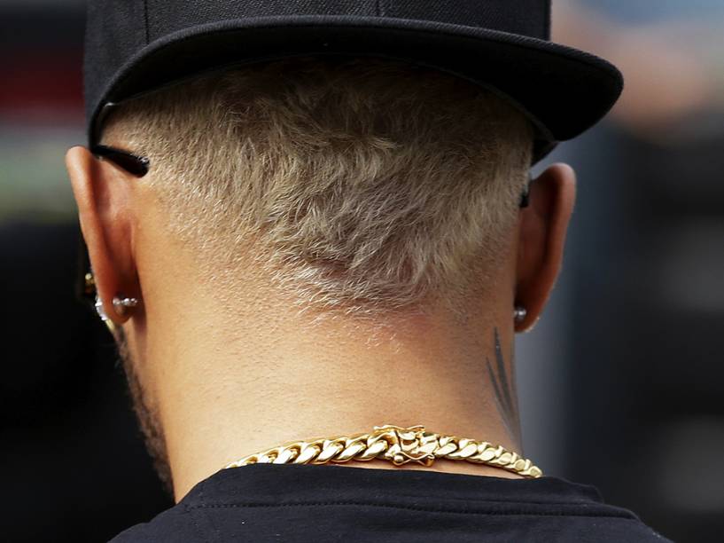 Lewis Hamilton aparece de cabelo loiro no antes do GP da Itália