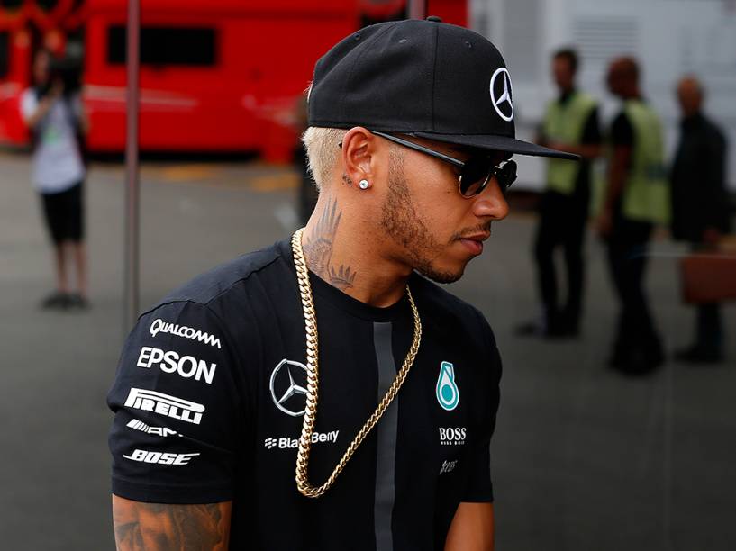 Lewis Hamilton aparece de cabelo loiro no antes do GP da Itália