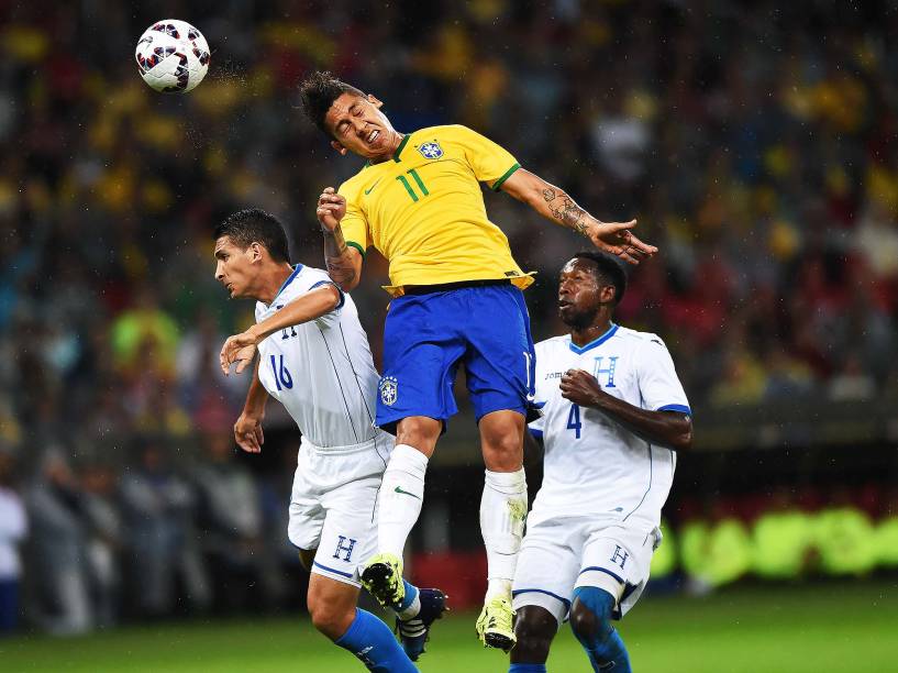 O atacante Roberto Firmino da seleção brasileira disputa jogada pelo alto no amistoso contra Honduras